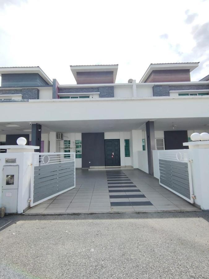 Setia Home Sitiawan Ktv 12+4 Pax מראה חיצוני תמונה
